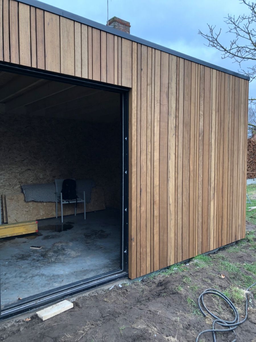 Abri de jardin habillé d'un bardage bois clair