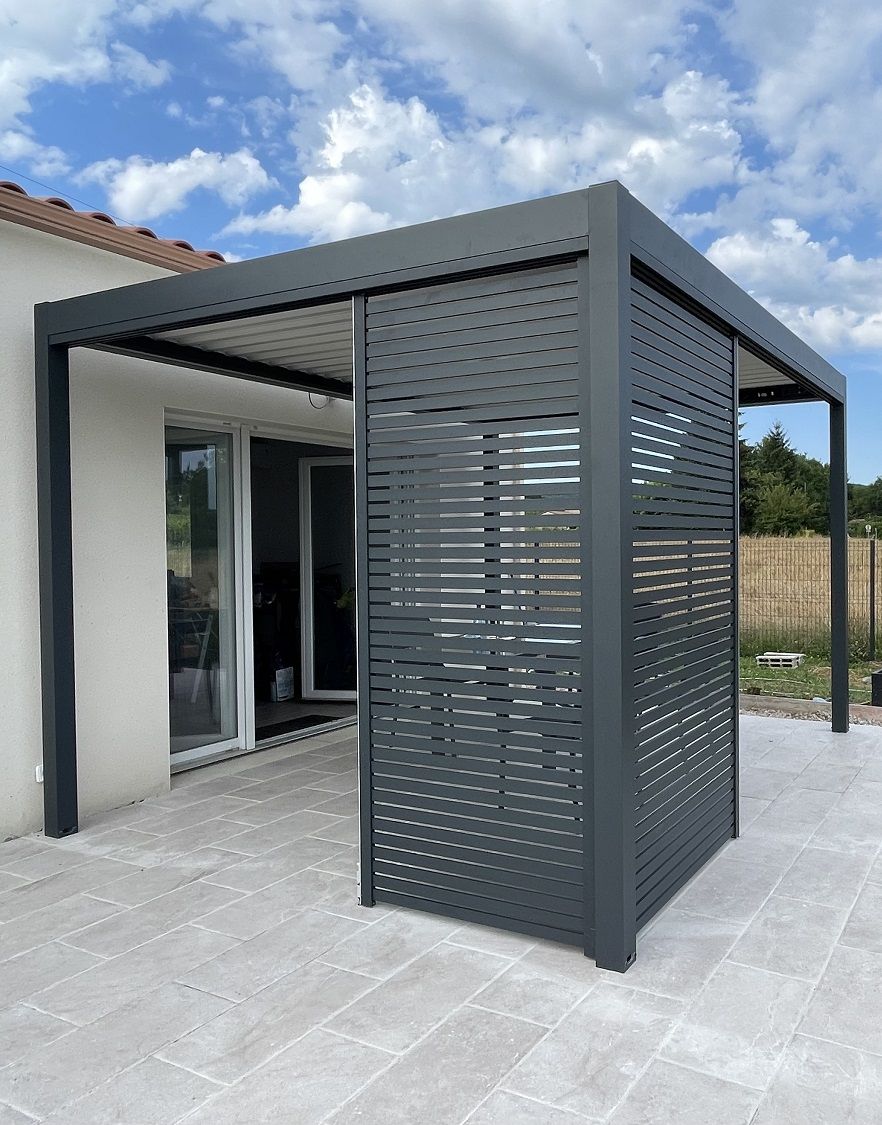 Pergola bioclimatique aluminium avec lames orientables sur terrasse
