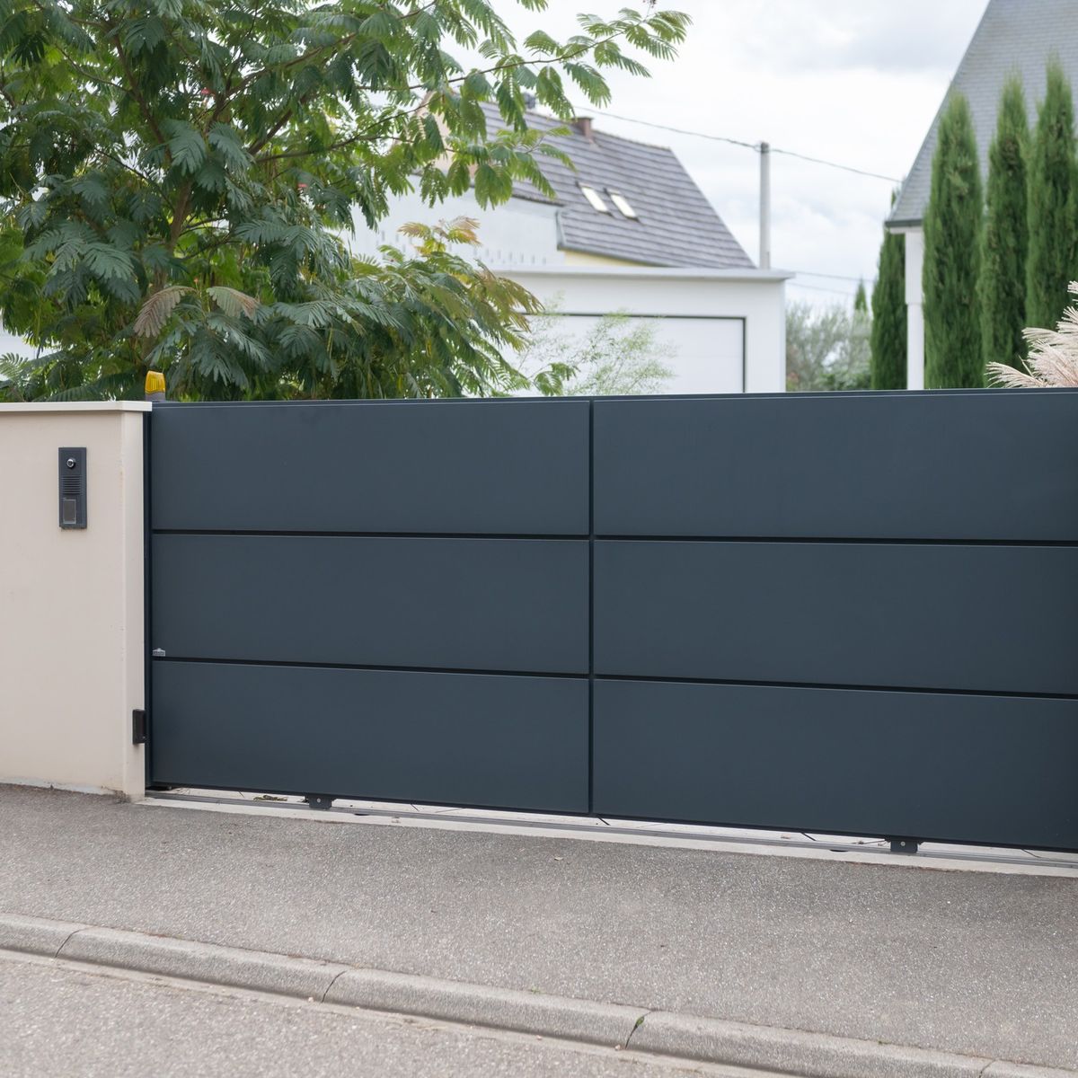 Portail coulissant aluminium anthracite à l'entrée d'une propriété